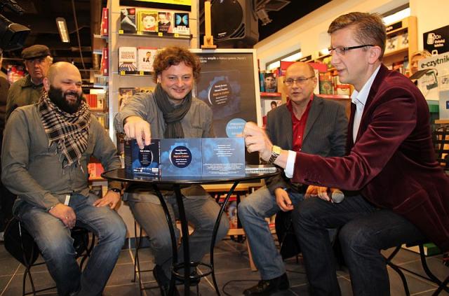 Od lewej: Tomasz Wolff, autor "polskiej" okładki płyty, Adam Klocek, dyrektor Filharmonii Kaliskiej, Włodek Pawlik, kompozytor, pianista oraz wiceprezydent Dariusz Grodziński. Listopad 2012 roku.