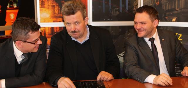 od lewej A. Koszada (PiS), E. Prus (WK), Dariusz Witoń (SLD)
