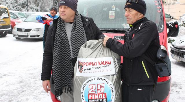 na fot. od lewej: Mirosław Kowalczyk / paralotniarz, Bronisław Krakus / szef sztabu WOŚP w powiecie kaliskim