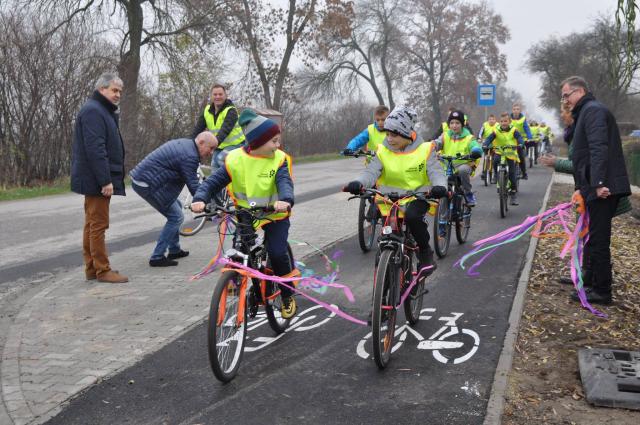 na fot.: symboliczne otwarcie ścieżki