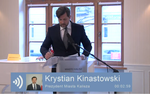 na fot.: Krystian Kinastowski / prezydent Kalisza; screen: internetowa transmisja sesji RMK