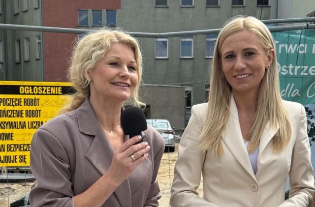 na fot.: posłanka Karolina Pawliczak i szefowa rozbudowywanego OCZ dr n.med. Agnieszka Kubot - Krawczyk
