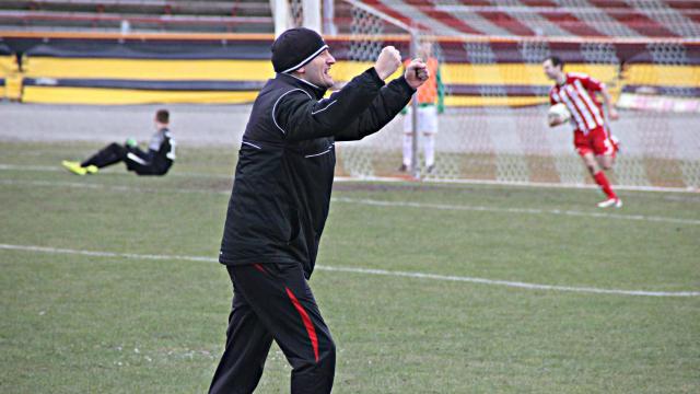 Szczęśliwy trener Ostrovii, Piotr Konstanciak po bramce na 3:2