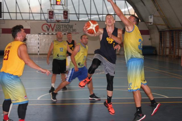 na fot.: Szerszony przegrały z BBS Nations 54:69 i o mistrzostwie Ostrów Basket Ligi rozstrzygnie trzeci mecz finałowy.