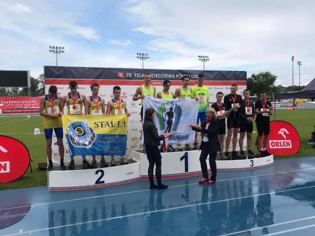 na fot.: Podium sztafeta 4x400 metrów. Stal na drugim miejscu. Fot. Facebook KS Stal LA Ostrów