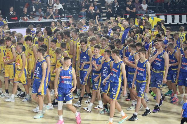 na fot: W Ostrowie szkolenie w koszykówce prowadzone jest szeroką ławą w różnych kategoriach wiekowych