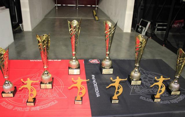 na fot.: Puchary i nagrody dla najlepszych / fot. www.RC.fm