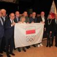 na fot.: Olimpijczycy przywieźli do Wysocka Wielkiego flagę olimpijską / fot. www.RC.fm
