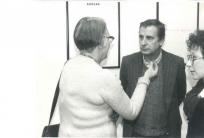 na fot.: Jan Tarasin na wernisażu w Galerii Piwna 20/26 z archiwum zdjęć (fot. dzięki uprzejmości Emilii Dłużniewskiej).