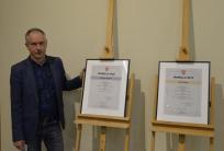 na fot.: Witold Banach / dyrektor Muzeum Miasta w Ostrowie Wielkopolskim ze zdobytymi nagrodami "Izabela"