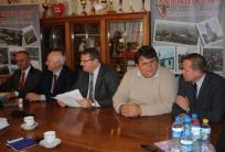 od lewej: K. Nosal, starosta kaliski, prof. dr hab. Grzegorz Skrzypczak, przewodniczący Kapituły Konkursu, rektor Uniwersytetu Przyrodniczego w Poznaniu, K. Grabowski, członek Zarządu Województwa Wielkopolskiego, P. Walkowski, poseł RP, M. Łuczak, przewodniczący Rady Powiatu Kaliskiego
