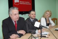 od lewej: L. Aleksandrzak, posel SLD, D. Witoń, przewodniczący Rady Miejskiej SLD w Kaliszu, K. Pawliczak, wiceprzewodnicząca Rady Miejskiej SLD w Kaliszu, kandydatka na prezydenta miasta