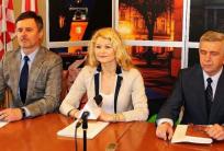 od lewej: Piotr Lisowski/Wpólny Kalisz, Karolina Pawliczak, wiceprezydent Kalisza, Tomasz Rogoziński, naczelnik Wydziału Spraw Społecznych i Mieszkaniowych w Urzędzie Miejskim w Kaliszu