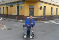 Radny Mieczysław Łapa przed dawną restauracją