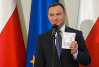 prezydent RP Andrzej Duda prezentuje zwycięską powieść / prezydent.pl