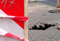 na fot.: podmyty i zapadnięty chodnik przy Nowym Świecie