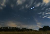 na fot.: meteor na tle Wielkiego Wozu / fot.: Michał Nyklewicz (AstroNiki)