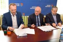na fot.: Mariusz Brandt / CUBE, Paweł Rajski / starosta ostrowski, Roman Pacholczyk / wicestarosta ostrowski