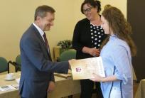 na fot. z lewej: Marek Zdunek / wójt Gołuchowa wręcza nagrody zdolnym uczniom