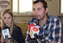 na fot. od lewej: Karolina Caruk, Tomasz Jeżyk / organizatorzy "Biegu Tulipanów" 2017