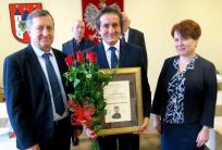 na fot. od lewej: Marek Zdunek / wójt Gołuchowa, Stanisław Małyszko, Krystyna Kubiak / wicewójt Gołuchowa