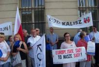 na fot.: manifestacja 11 czerwca przed kaliskiem sądem