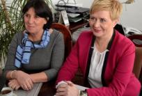 na fot. od prawej: Beata Klimek / prezydent Ostrowa; Ewa Matecka / dotychczasowa wiceprezydent
