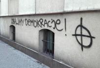 na fot.: Takie napisy i symbole pojawiają się w ostatnim czasie na terenie Ostrowa Wielkopolskiego