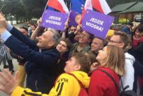 na fot. Robert Biedroń spotkał się ze swoimi zwolennikami na ostrowskich Piaskach podczas majOSTaszków