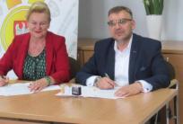 na fot. od lewej: Marzena Wodzińska / członek Zarządu Urzędu Marszałkowskiego w Poznaniu, Anatol Piaskowski / wójt Gminy Sieroszewice