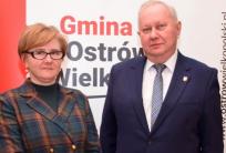 na fot.: Maria Olejniczak / nowa skarbnik gminy; Piotr Kuroszczyk / wójt Gminy Ostrów Wielkopolski / fot. Gmina Ostrów Wielkopolski