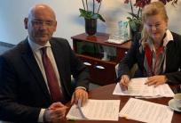 na fot. od lewej: Radosław Kołaciński / dyrektor kaliskiego szpitala; Marzena Wodzińska / Zarząd Województwa Wielkopolskiego