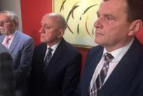 fot. od lewej: Andrzej Biliński / dyrektor Sanepidu w Ostrowie Wielkopolskim; Paweł Rajski / starosta ostrowski; Dariusz Bierła / dyrektor szpitala w Ostrowie Wielkopolskim