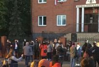 na fot.: protest przed kurią kaliską