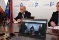 na fot. od lewej: Małgorzata Jędroch / dyrektor IV LO; Paweł Rajski / starosta ostrowski; Dariusz Kaczmarek / dyrektor ZSU / fot. Powiat Ostrowski
