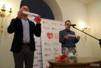 na fot.: Głosowanie i wybór numerów dla zadań zgłoszonych do budżetu obywatelskiego / na zdj. od lewej: Sebastian Górski / zastępca prezydenta miasta; Mateusz Nycek / miejski radny / fot. UM Ostrów Wielkopolski
