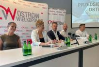 na fot. od lewej: Natalia Talaga / prokurent; Beata Klimek / prezydent Ostrowa Wielkopolskiego; Robert i Vincent Colle / współwłaściciele firmy Sanibell