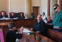 na fot.: Dariusz O. / oskarżony (w zielonej kurtce) podczas składania wyjaśnień przy udziale błegłego tłumacza języka migowego
