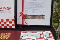 na fot.: tabliczki z logo Szlaku Kulinarnego "Kaliskie Smaki"