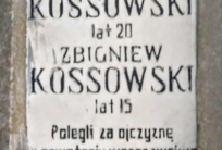 na fot.: tablica nagrobna braci Kossowskich