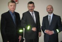 od lewej: K. Rzepczyk, komendant KPP w Jarocinie, S. Martuzalski, burmistrz Jarocina, S. Chrzanowski, zastępca dyrektora WORD