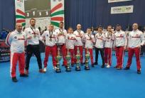 na fot. Michał Grzesiak (czwarty od lewej) wraz z reprezentantami Polski podczas Mistrzostw Świata w Budapeszcie / fot. facebook Polski Związek Kickboxingu