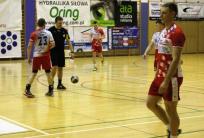 na fot. Damian Krzywda (z prawej) rzucił dla Ostrovii 11 bramek