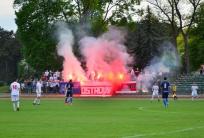 na fot. Ostrowscy kibice dopingowali swój zespół w Rawiczu / fot. 2x materiały prasowe Ostrovia 1909