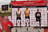na fot. Patryk Wykrota na najwyższym stopniu podium biegu na 200 metrów / fot. facebook KS Stal LA