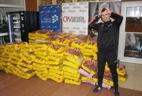 na fot. Patryk Płomiński łapał się za głowę, widząc ilość karmy, jaką przywoziły poszczególne zespoły