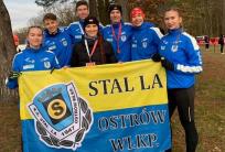 na fot.: Ostrowska ekipa wraz ze swoją trenerką Kamilą Grzegorowską / fot. facebook KS Stal LA