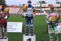 na fot.: Podium zeszłorocznego finału Brązowego Kasku w Ostrowie. Sebastian Szostak, Mateusz Cierniak i Jakub Miśkowiak