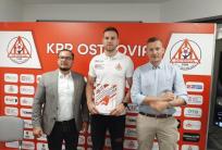 na fot.: Jakub Kaszuba, prezes KPR Ostrovia, Kamil Adamski - nowy zawodnik, Marcin Koper - wiceprezes KPR Ostrovia.