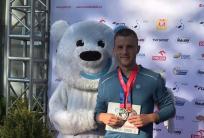 na fot. Patryk Wykrota z trzema medalami Mistrzostw Polski Seniorów / fot. facebook KS Stal LA